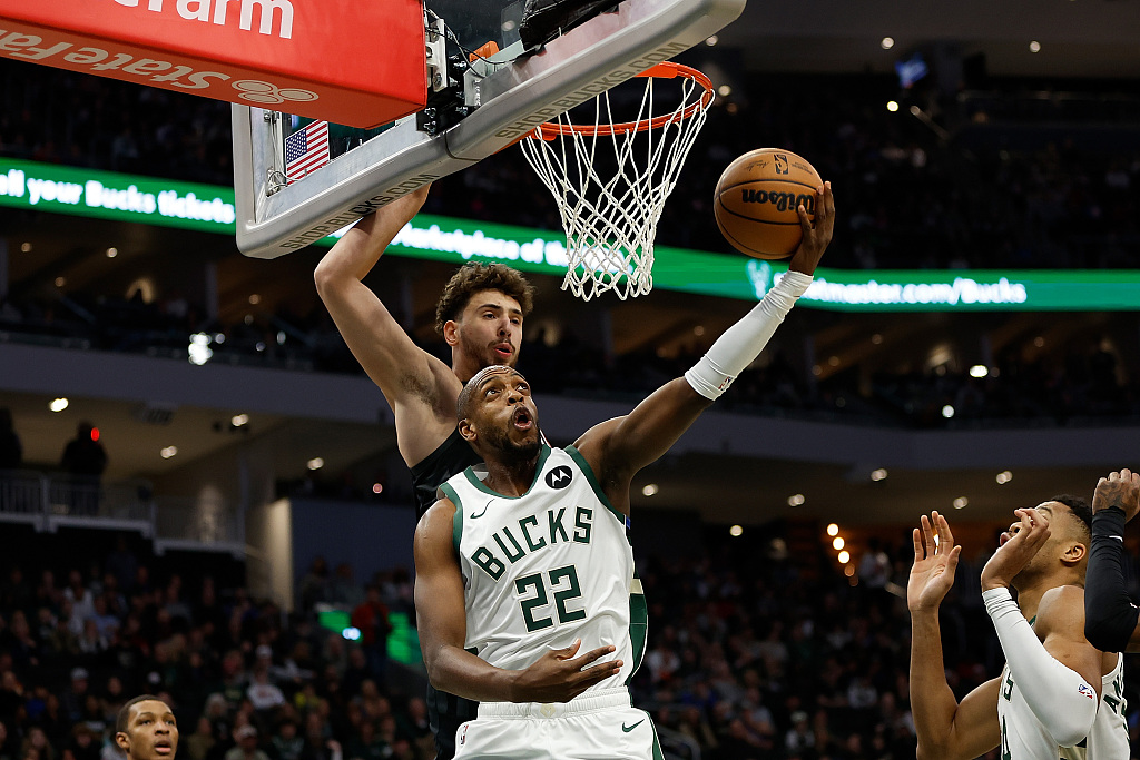 Khris Middleton (#22) of the Milwaukee Bucks shoots in the game against the Houston Rockets at Fiserv Forum in Milwaukee, Wisconsin, December 17, 2023. /CFP