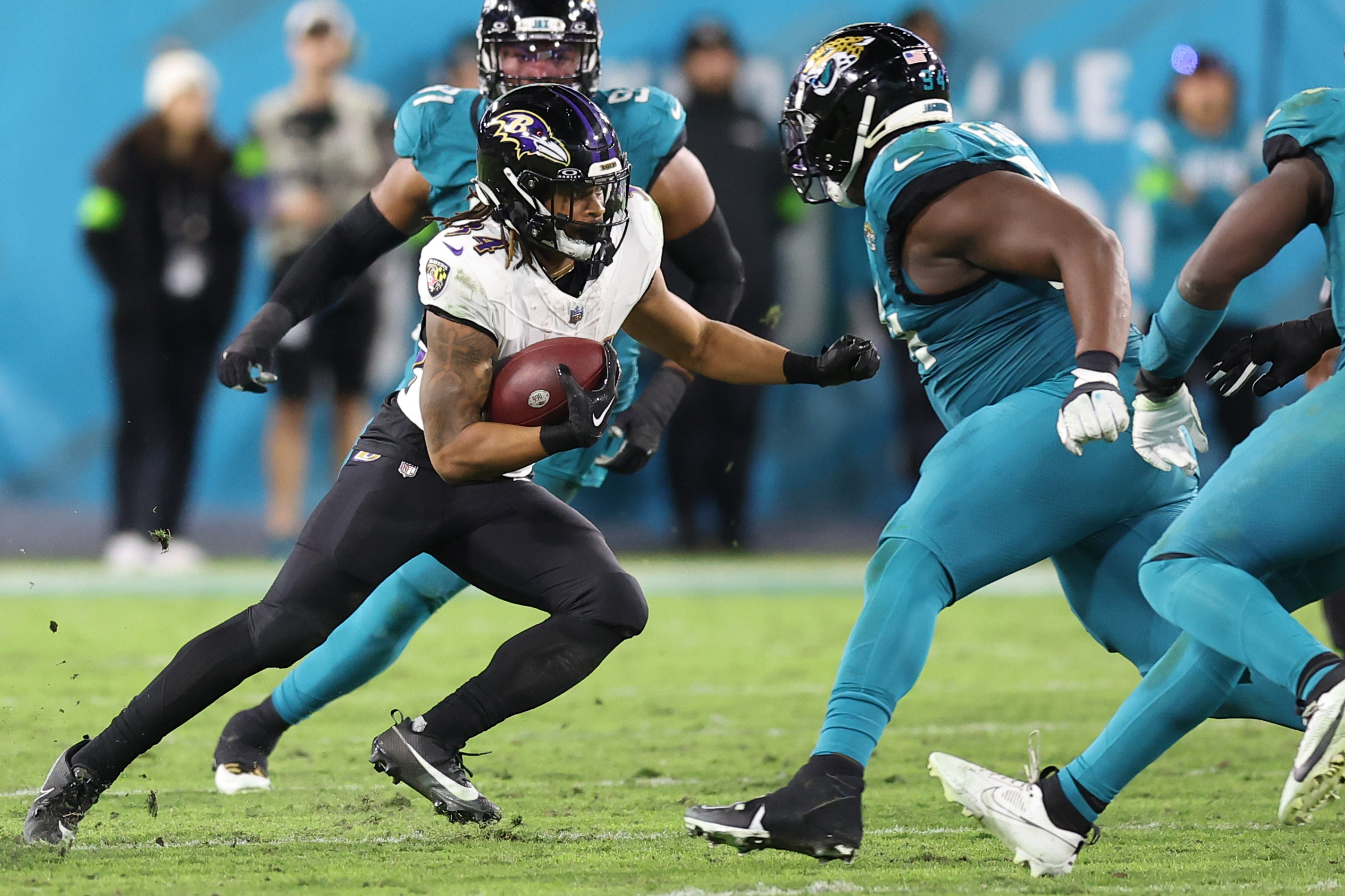 Running back Keaton Mitchell (L) of the Baltimore Ravens runs with the ball in the game against the Jacksonville Jaguars at EverBank Stadium in Jacksonville, Florida, December 17, 2023. /CFP