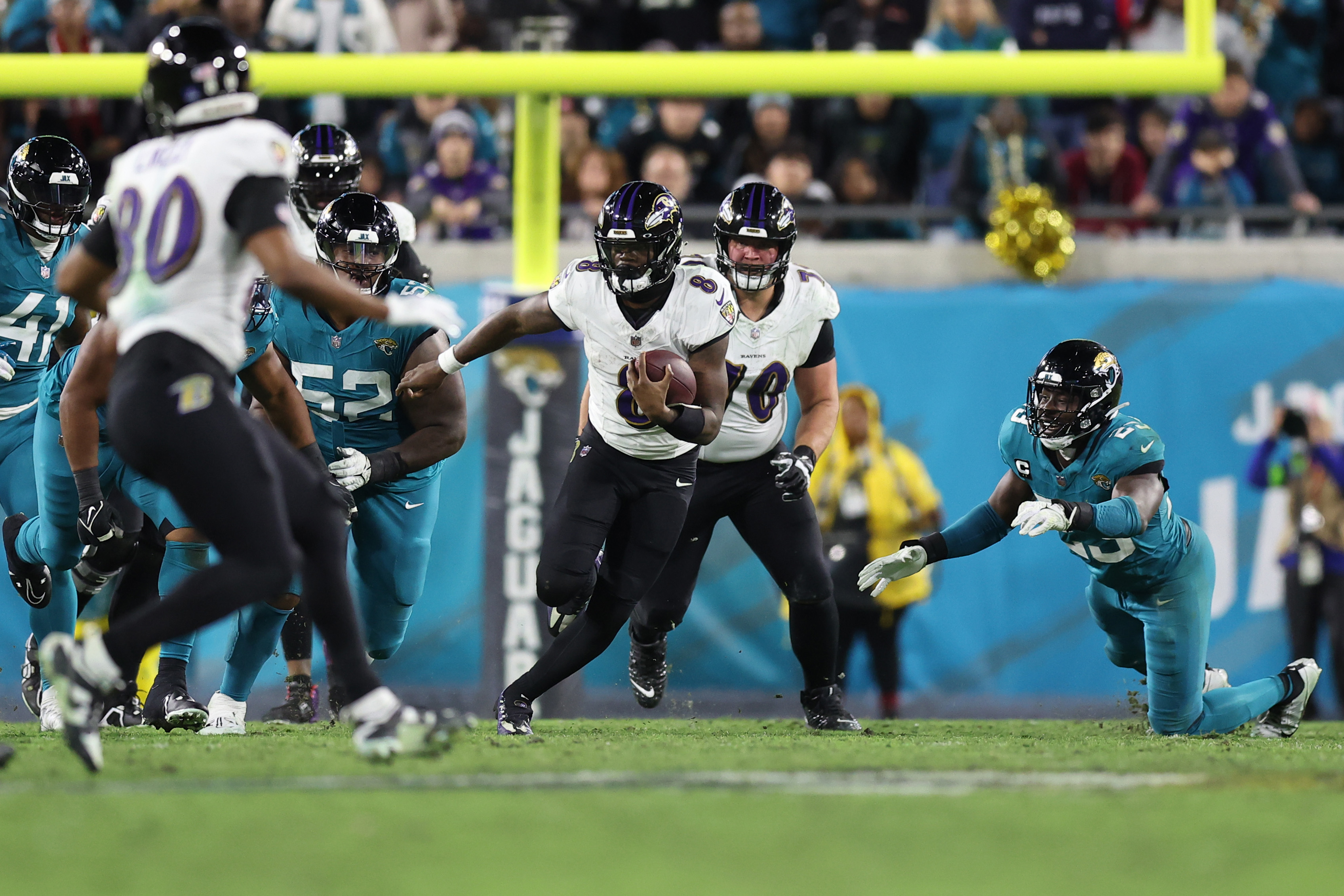 Quarterback Lamar Jackson (C) of the Baltimore Ravens runs with the ball in the game against the Jacksonville Jaguars at EverBank Stadium in Jacksonville, Florida, December 17, 2023. /CFP