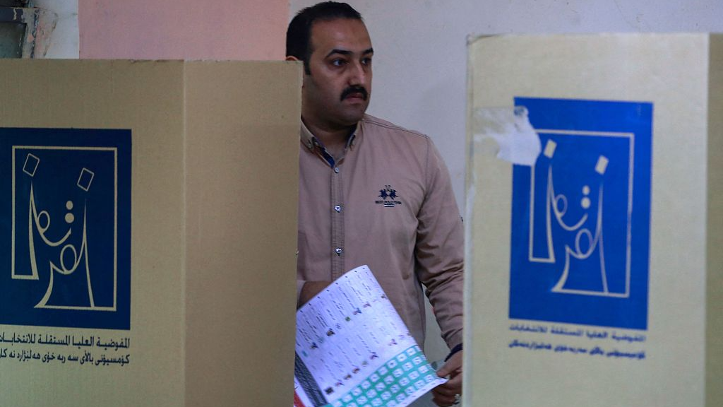 An Iraqi man votes at a polling station in Sadr City, Baghdad, Iraq, December 18, 2023. /CFP