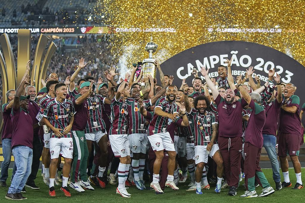 Fluminense players celebrate with the Libertadores Cup trophy at Maracana Stadium in Rio de Janeiro, Bazil, November 4, 2023. /CFP