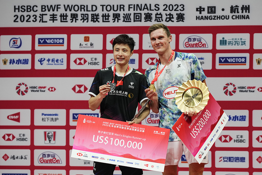 China's Shi Yuqi and Denmark's Axelsen during the medal ceremony of the BWF World Tour Finals in Hangzhou, China, December 17, 2023. /CFP