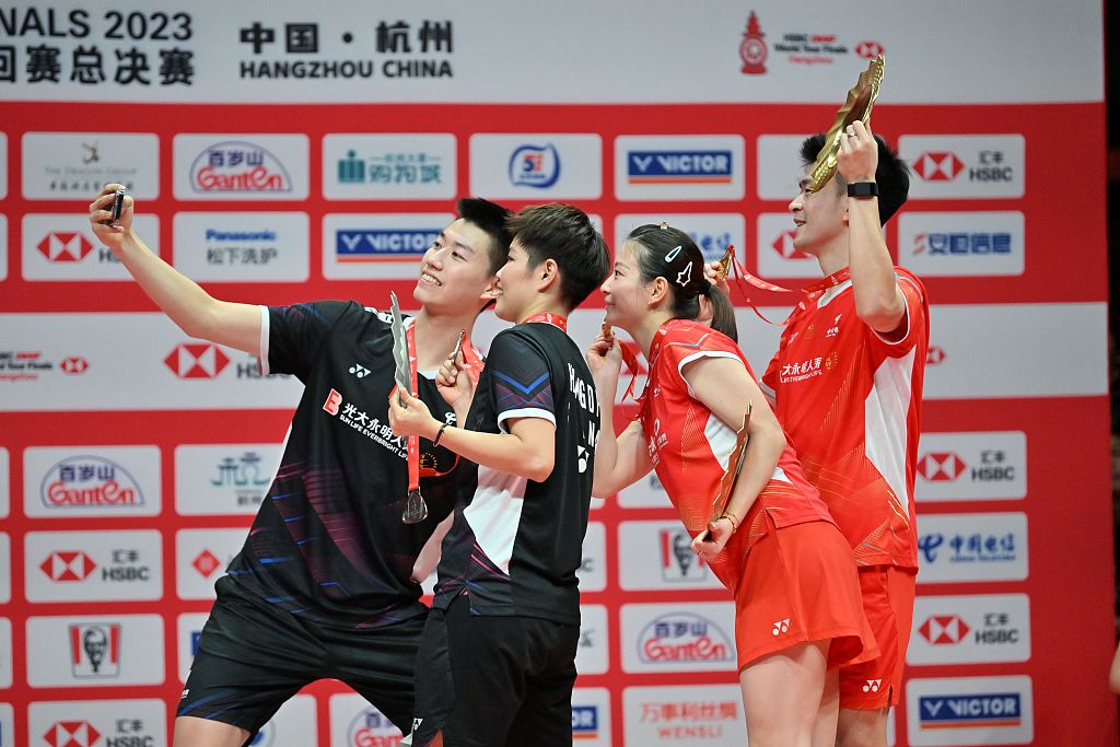 Chinese players pose for a selfie after the mixed doubles final of the BWF World Tour Finals in Hangzhou, China, December 17, 2023. /CFP