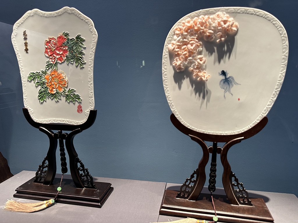 Photo taken on December 17, 2023 shows floral designs on pieces at a Dehua porcelain exhibition at the National Museum of China in Beijing. /CFP