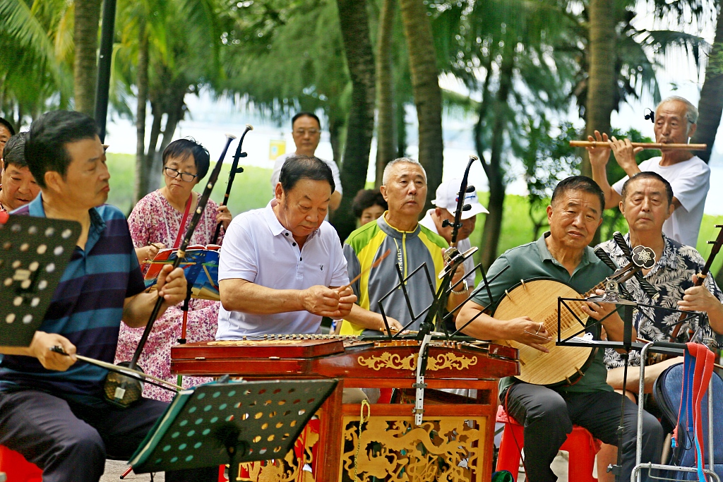 Photo taken on November 30, 2023 shows music enthusiasts playing instruments together in Sanya, Hainan. /CFP