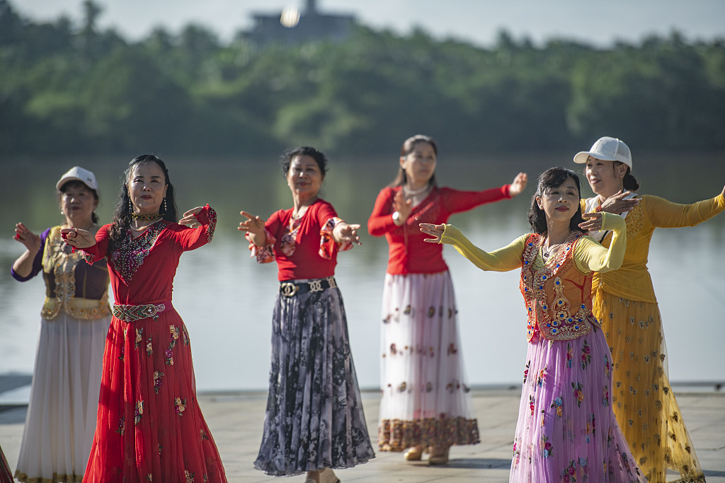 Photo taken on November 19, 2023 shows women dancing at Wanquanhe Square in Qionghai, Hainan. /CFP