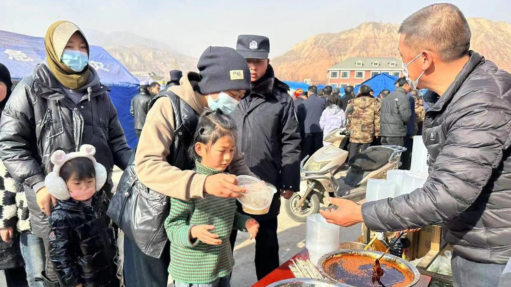Disaster-affected residents line up to get meals at Dahejia Town in Jishishan County, Linxia Hui Autonomous Prefecture, northwest China's Gansu Province, December 19, 2023. /Xinhua