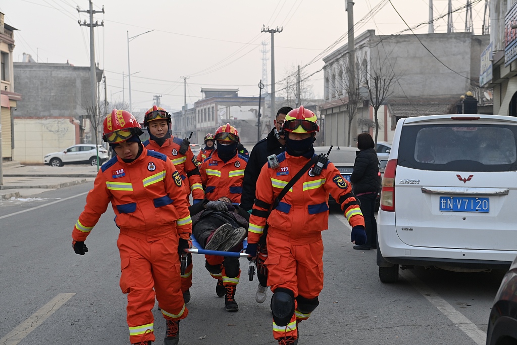 Firefighters take the injured to the hospital at Dahejia Town in Jishishan County, Linxia Hui Autonomous Prefecture, northwest China's Gansu Province, December 19, 2023. /CFP