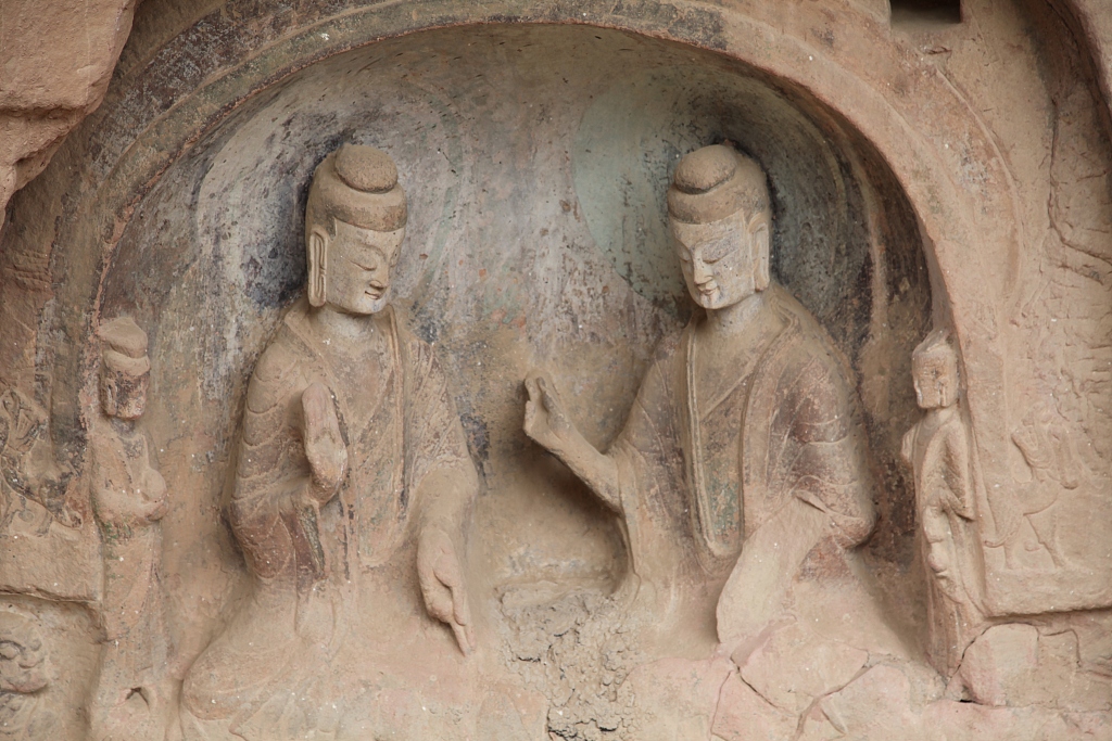 An undated photo shows two statues at the Bingling Temple Grottoes in Yongjing County, Linxia Hui Autonomous Prefecture, Gansu Province. /CFP