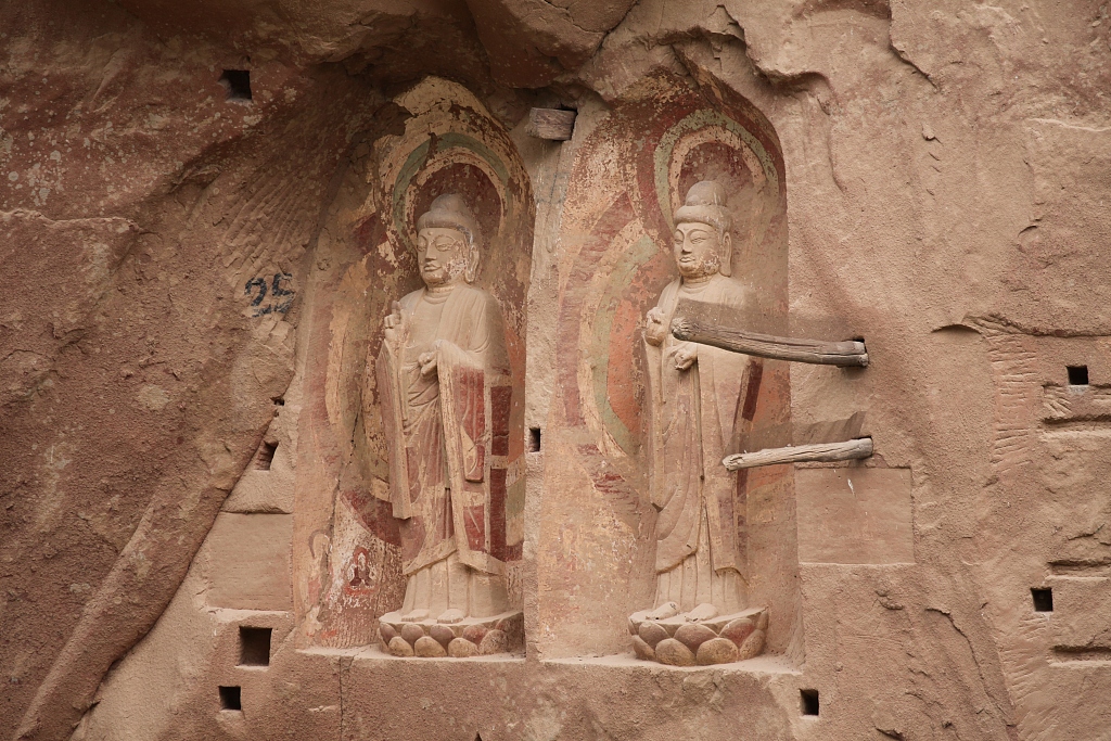 An undated photo shows two statues at the Bingling Temple Grottoes in Yongjing County, Linxia Hui Autonomous Prefecture, Gansu Province. /CFP