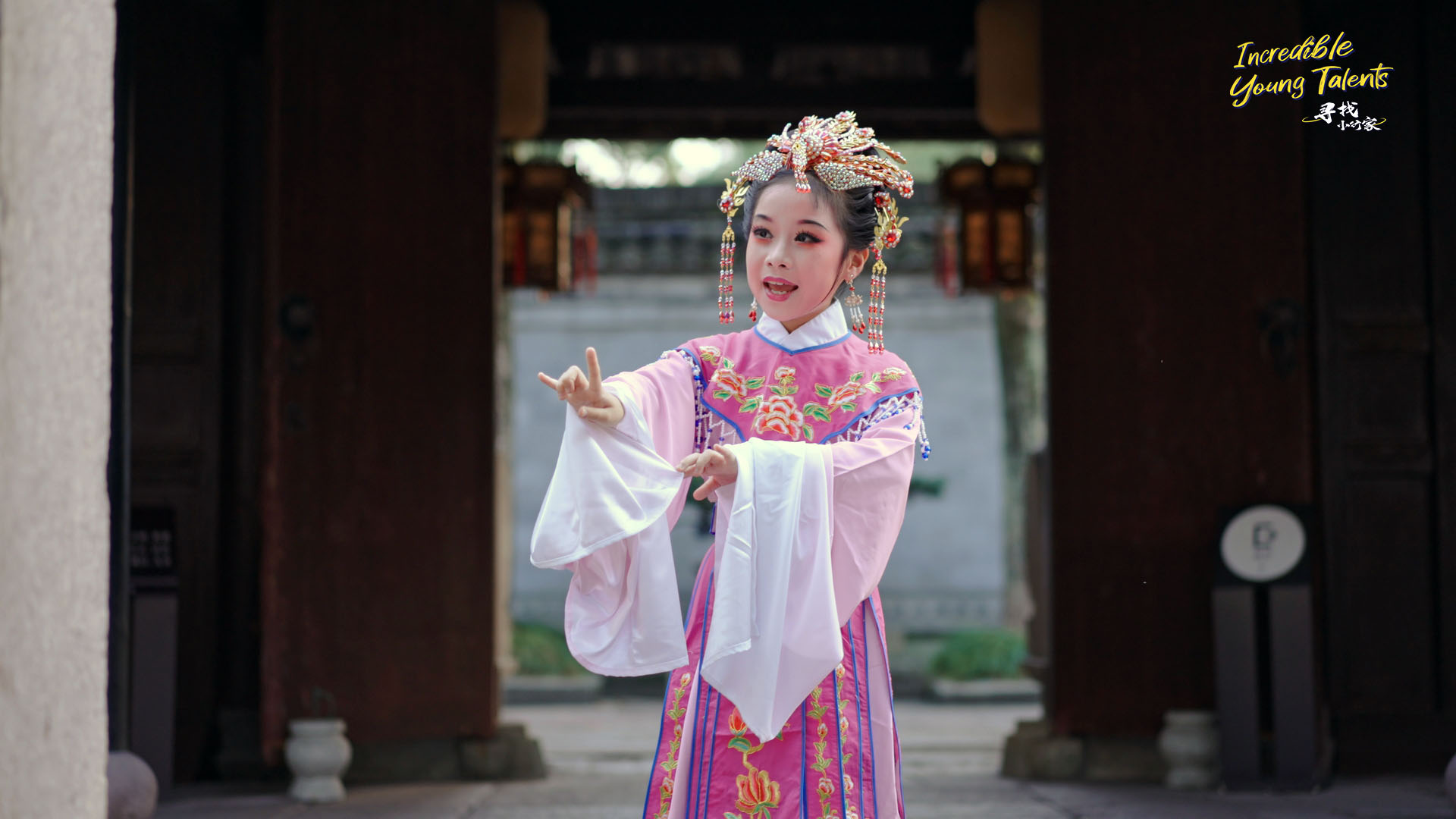 Nine-year-old Huang Xinru portrays a Huadan role in Yueju Opera. /CGTN