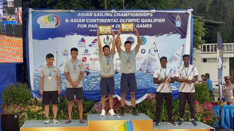 China's Wen Zaiding and Liu Tian celebrate by lifting the trophy after winning the 49er race during the Asian Sailing Championship in Pattaya, Thailand, December 19, 2023. /Chinese Yachting Association