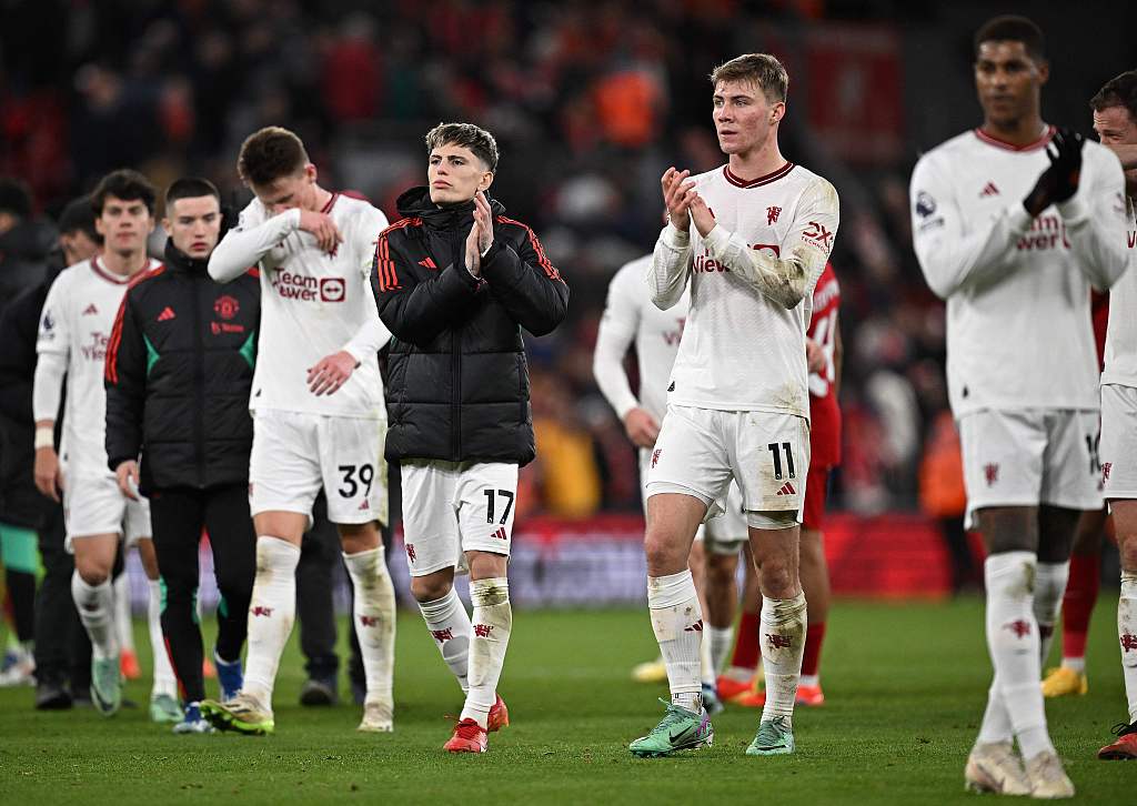 Manchester United players look on after the 0-0 draw against Liverpool at Anfield in Liverpool, England, December 17, 2023. /CFP