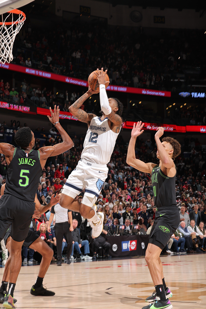 Ja Morant (C) of the Memphis Grizzlies shoots in the game against the New Orleans Pelicans at Smoothie King Center in New Orleans, Louisiana, December 19, 2023. /CFP