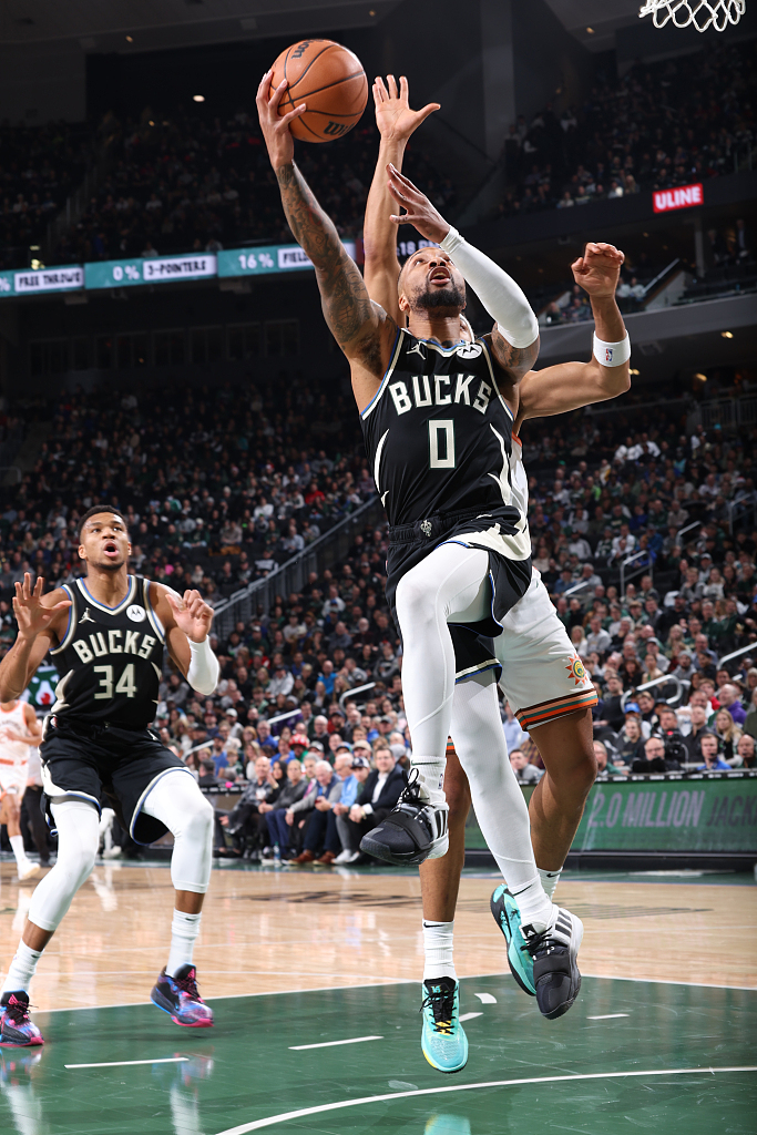Damian Lillard (#0) of the Milwaukee Bucks drives toward the rim in the game against the San Antonio Spurs at Fiserv Forum in Milwaukee, Wisconsin, December 19, 2023. /CFP