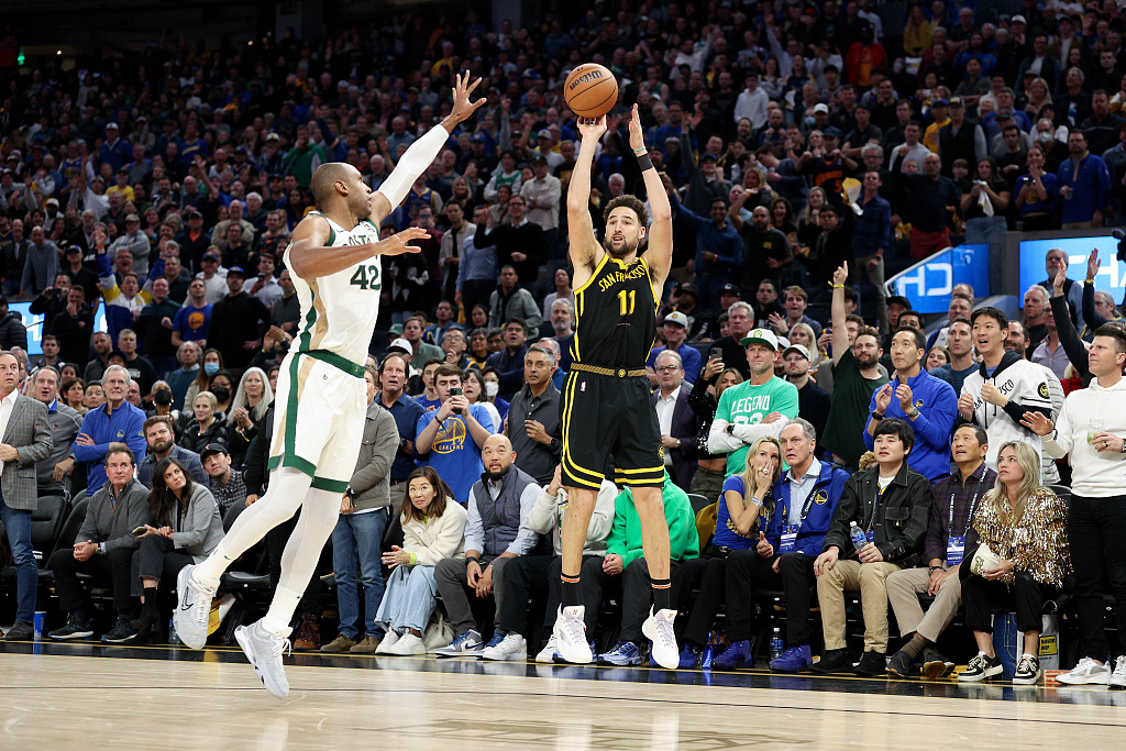 Klay Thompson (#11) of the Golden State Warriors shoots in the game against the Boston Celtics at the Chase Center in San Francisco, California, December 19, 2023. /CFP