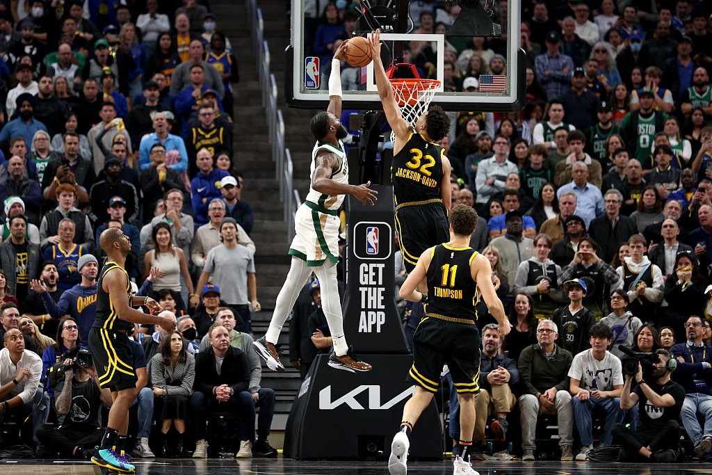 Trayce Jackson-Davis (#32) of the Golden State Warriors blocks a shot by Jaylen Brown of the Boston Celtics in the game at the Chase Center in San Francisco, California, December 19, 2023. /CFP