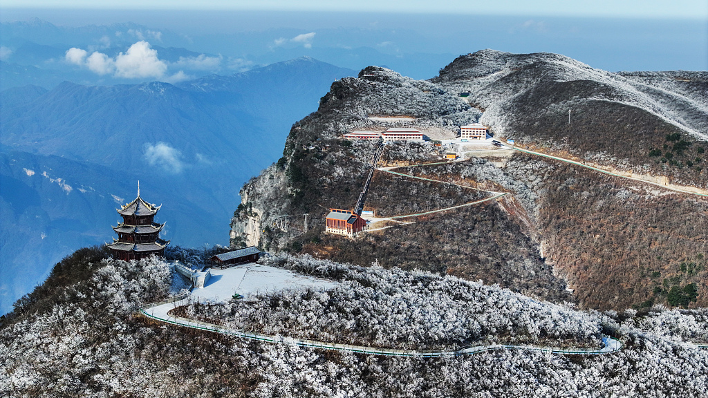 A photo shows a bird's-eye view of the snow-covered Longtou Mountain Scenic Area in Hanzhong, Shaanxi Province, on December 19, 2023. /CFP