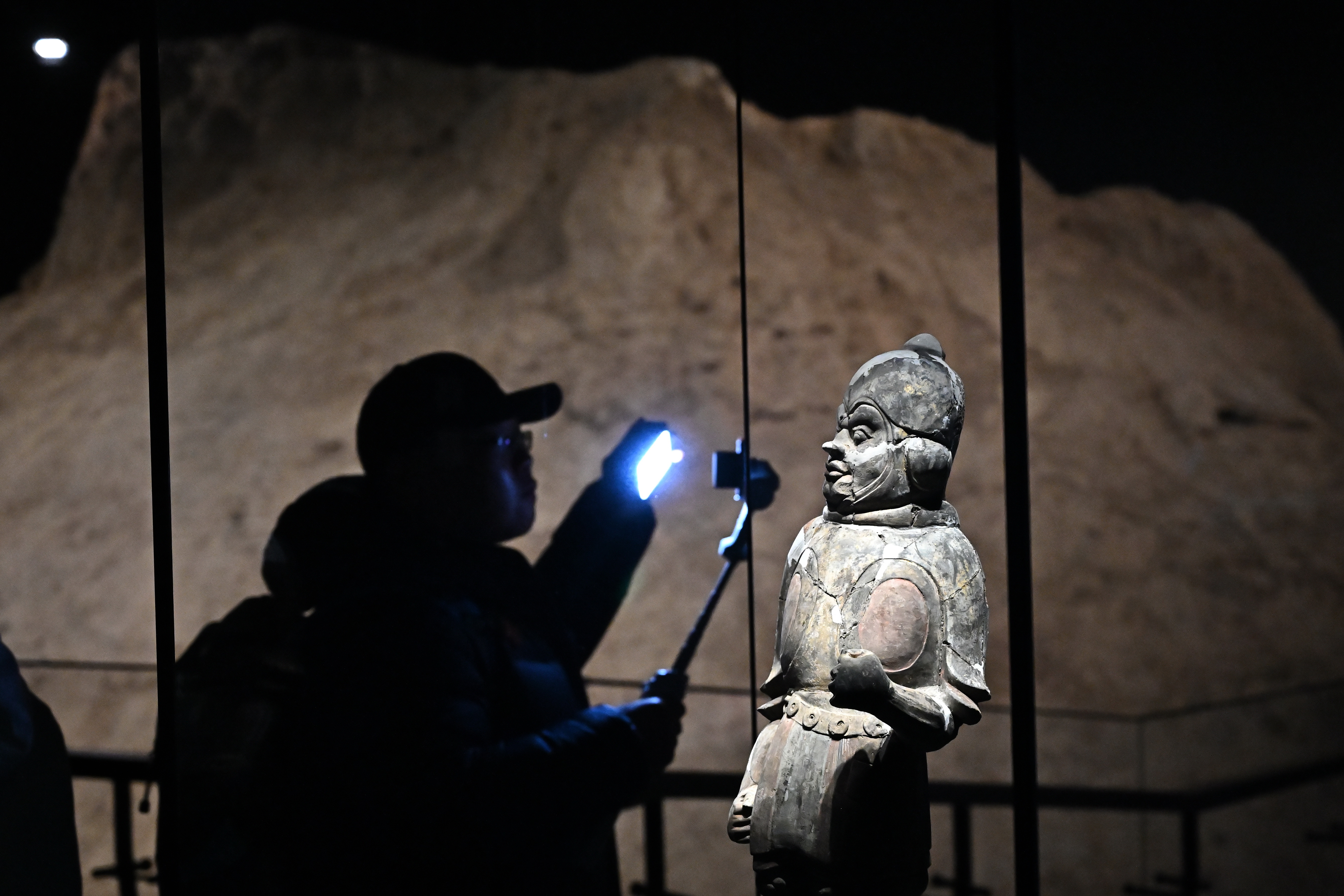 Visitors appreciate ancient murals on display at the Taiyuan Northern Qi Dynasty Mural Museum in Shanxi Province, December 20, 2023. /IC