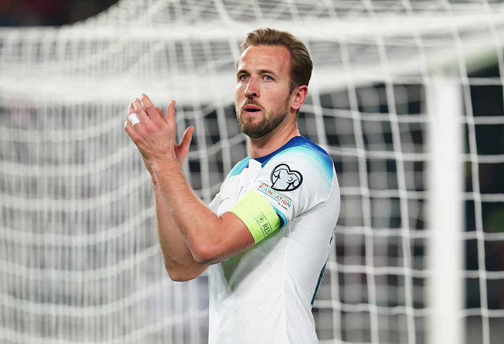 England captain Harry Kane applauds after their Euro 2024 qualifying clash at Todor Proeski National Arena in Skopje, North Macedonia, November 20, 2023. /CFP