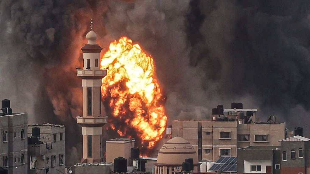 A fireball erupts after Israeli strike over Rafah in the southern Gaza Strip on December 20, 2023. /CFP