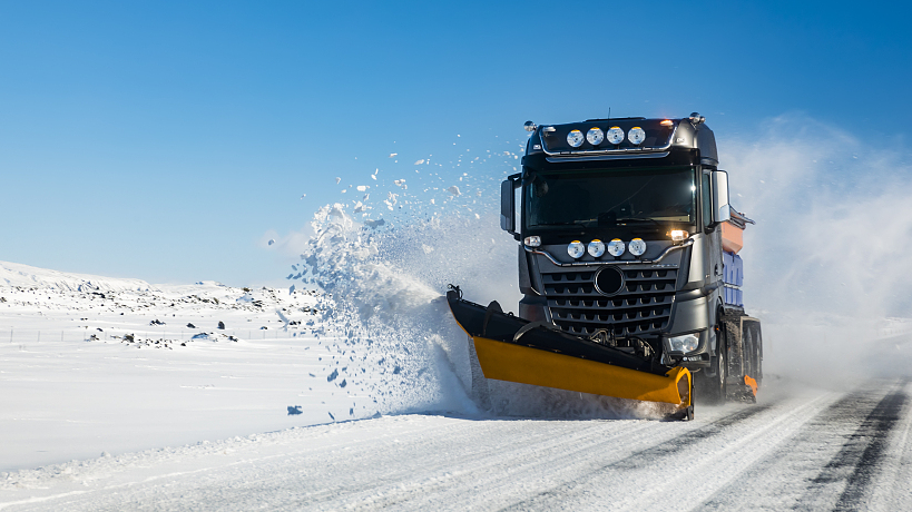 A snow blower removes snow on the road. /CFP