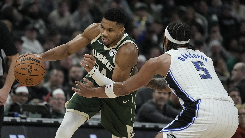Milwaukee Bucks' Giannis Antetokounmpo (L) is defended by Orlando Magic's Paolo Banchero during their NBA clash in Milwaukee, U.S., December 21, 2023. /CFP