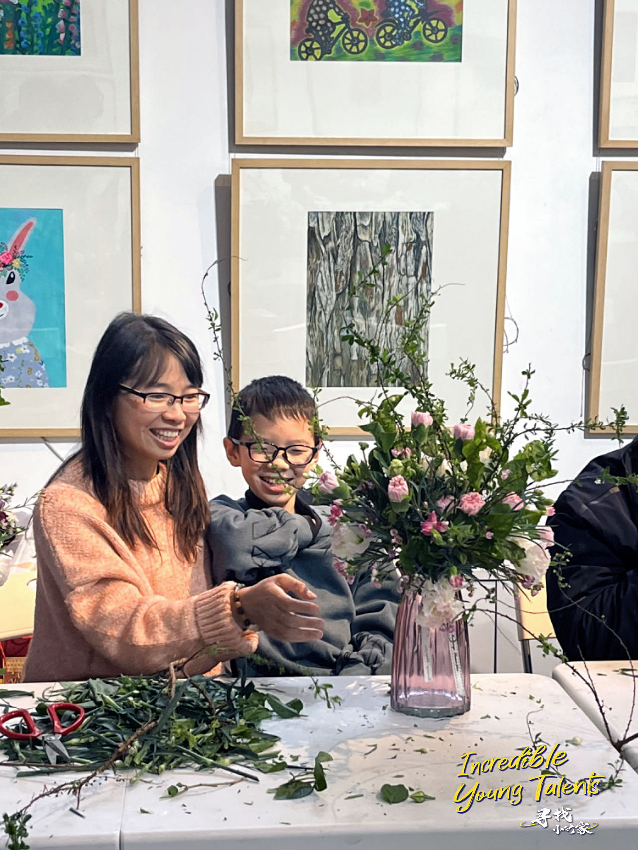 Zhu Jingxiu and his mother take a flower arrangement class. /CGTN