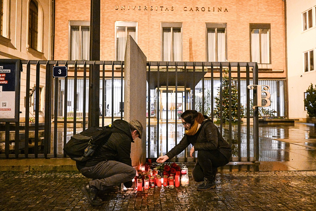 Well wishers light candles for the shooting victims at the Charles University main office in central Prague, the Czech Republic, December 21, 2023. /CFP