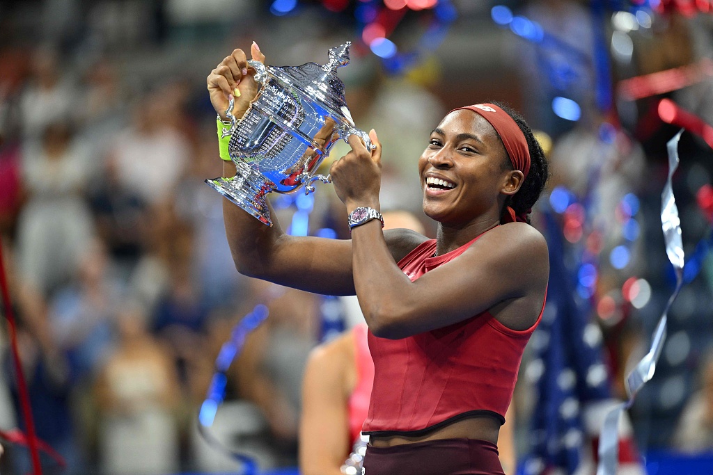Coco Gauff holds the trophy after winning the U.S. Open women's singles title in New York, U.S., September 9, 2023. /CFP
