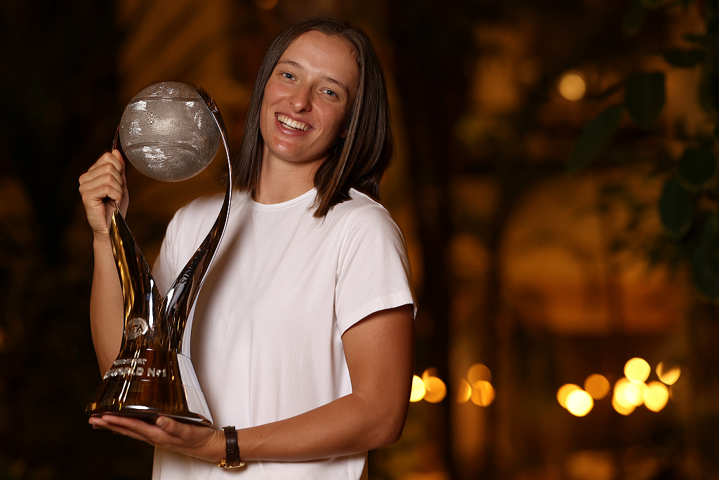 Iga Swiatek holds the trophy after finishing the year as women's tennis world No. 1 in Cancun, Mexico. November 6, 2023. /CFP
