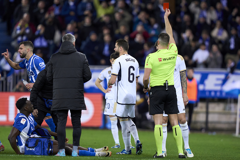 Nacho Fernandez (#6) of Real Madrid gets a red card during their win over Alaves at Mendizorrotza Stadium in Vitoria-Gasteiz, Spain, December 21, 2023. /CFP