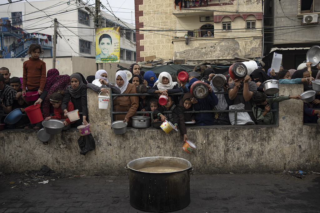 Palestinians line up for a free meal in Rafah, Gaza Strip, December 21, 2023. /CFP