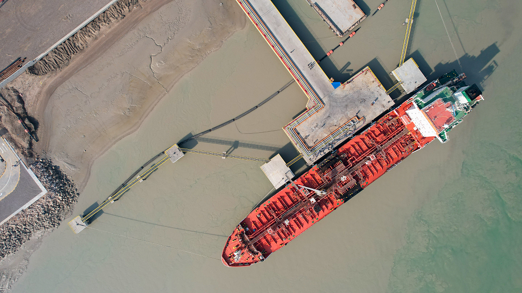 A view of the ship that is loaded with 10 million liters of fuel before it departs for Gaza from a port in Basra, Iraq on December 21, 2023. /CFP