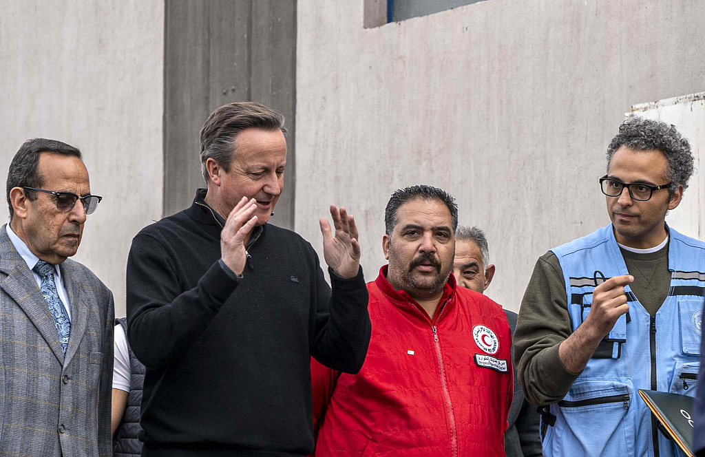 British Foreign Secretary David Cameron (L2) inspects the humanitarian aid warehouse with the governor of North Sinai and the Egyptian Red Crescent, Al-Arish, Egypt, December 21, 2023. /CFP