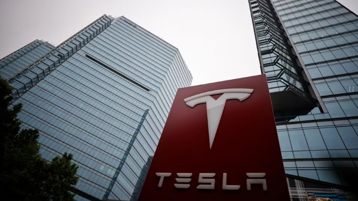 A Tesla logo is seen outside a showroom of the carmaker in Beijing, China May 31, 2023. /Reuters