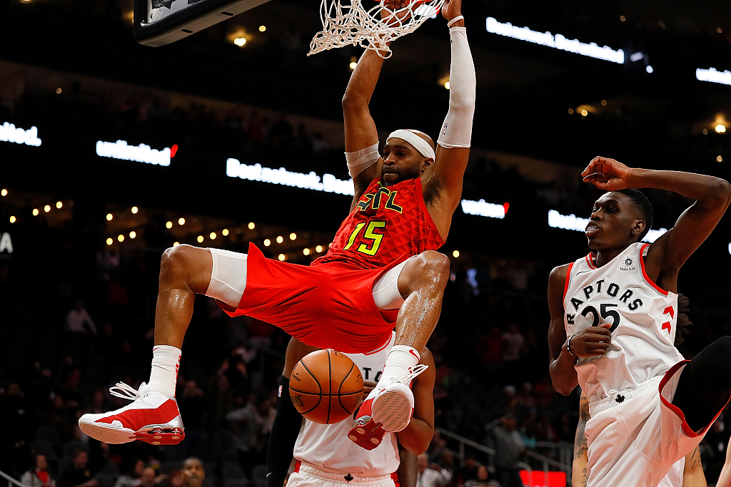 Vince Carter of the Atlanta Hawks dunks and scores his 25,000th NBA point in the final seconds of their 124-108 loss to the Toronto Raptors in Atlanta, U.S., November 21, 2018. /CFP