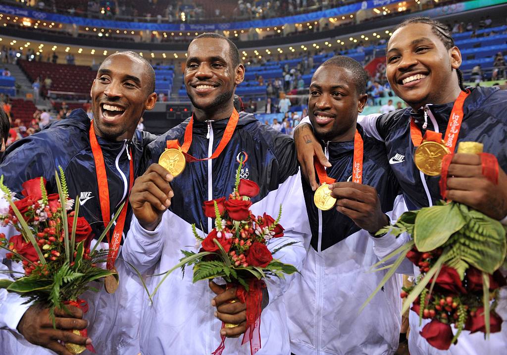 Kobe Bryant, LeBron James, Dwayne Wade and Carmelo Anthony (L-R) present their basketball gold medals at the Beijing Olympic Games in Beijing, China, August 24, 2008. /CFP