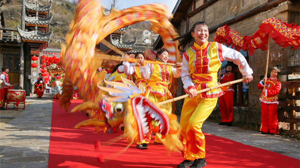 Folk artists perform dragon dances in Lianyungang City, east China's Jiangsu Province, January 29, 2022. /Xinhua]