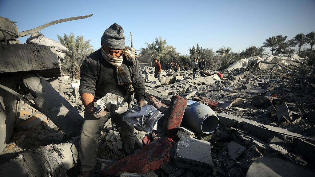 Palestinians search through the rubble after an Israeli strike on the houses in Rafah in the southern Gaza Strip, December 22, 2023. /CFP