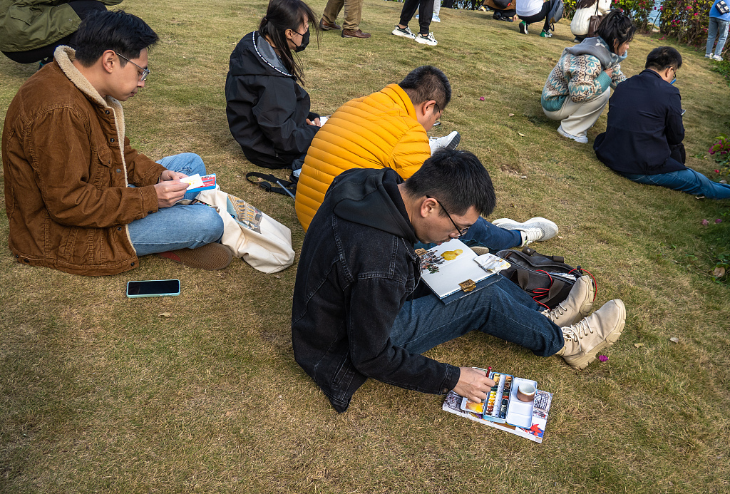 Art enthusiasts draw the public artwork 