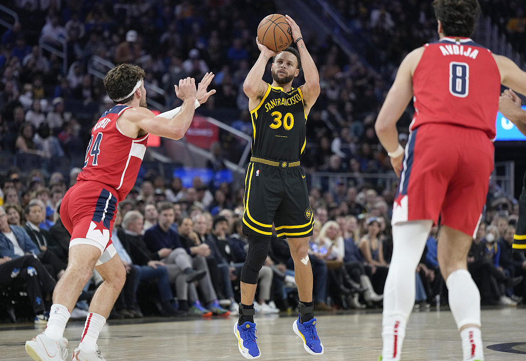 Stephen Curry (#30) of the Golden State Warriors shoots in the game against the Washington Wizards at the Chase Center in San Francisco, California, December 22, 2023. /CFP