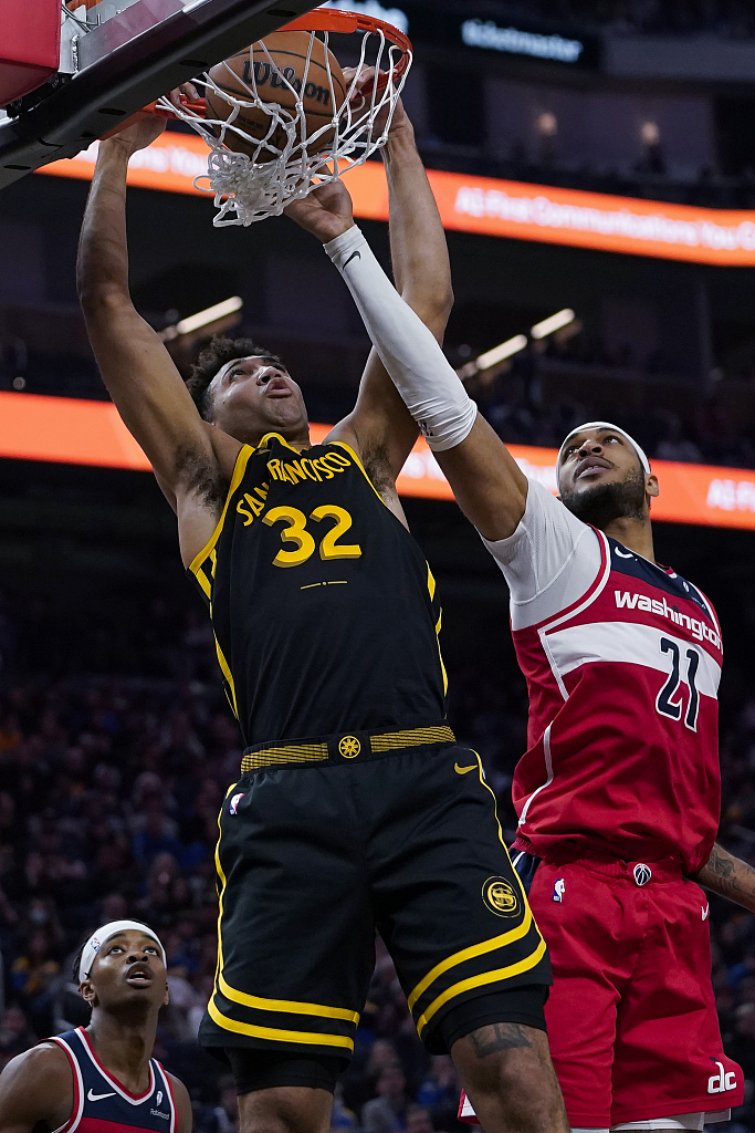 Trayce Jackson-Davis (#32) of the Golden State Warriors dunks in the game against the Washington Wizards at the Chase Center in San Francisco, California, December 22, 2023. /CFP