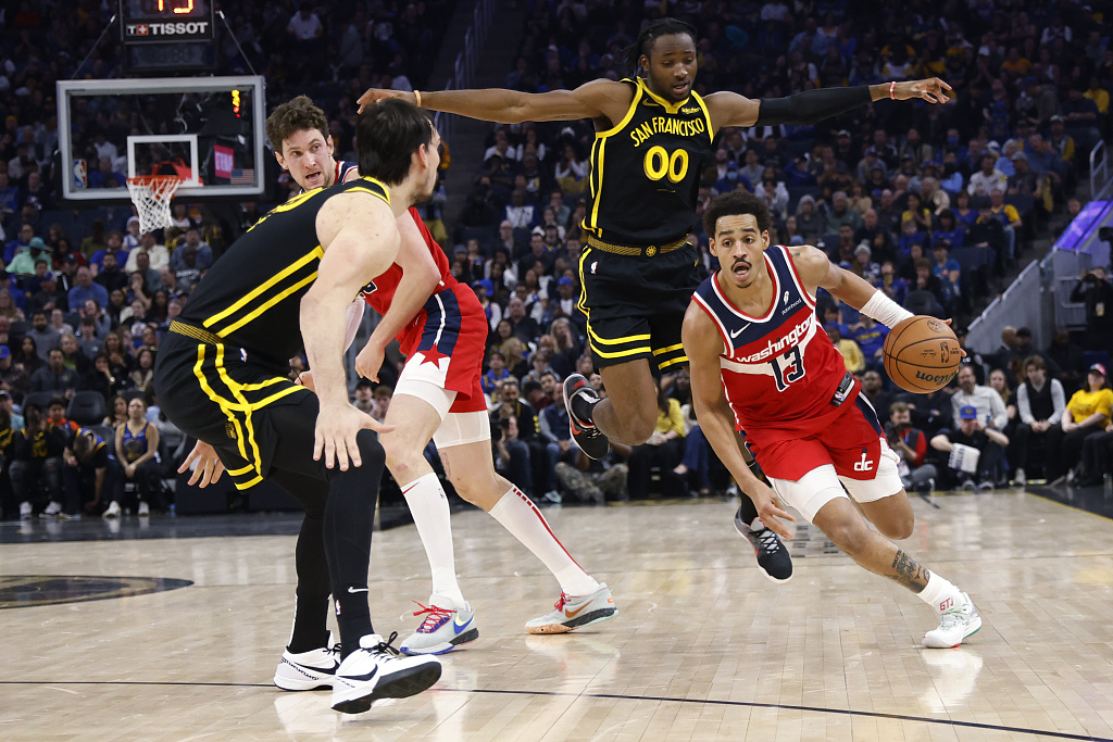 Jordan Poole (#13) of the Washington Wizards penetrates in the game against the Golden State Warriors at the Chase Center in San Francisco, California, December 22, 2023. /CFP