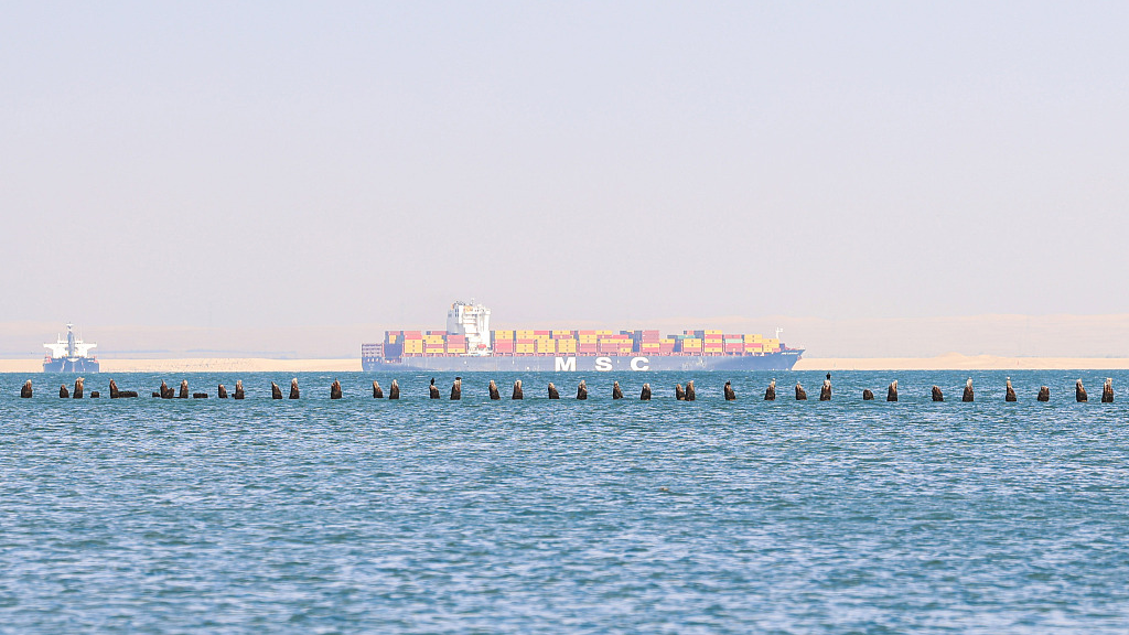An MSC Mediterranean Shipping container ship sails southbound through the Great Bitter Lake in Ismailia. A steep decline in the number of tankers entering a vital Red Sea conduit suggests that attacks on ships in the area are further disrupting a key artery of global trade, Egypt, December 21, 2023. /CFP