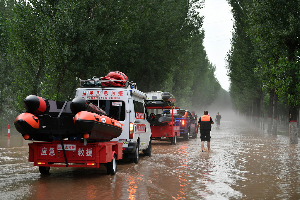 Petugas penyelamat memasuki desa yang terkepung di Kota Zhuzhou, Provinsi Hebei, Tiongkok utara, pada 1 Agustus 2023. /CFP