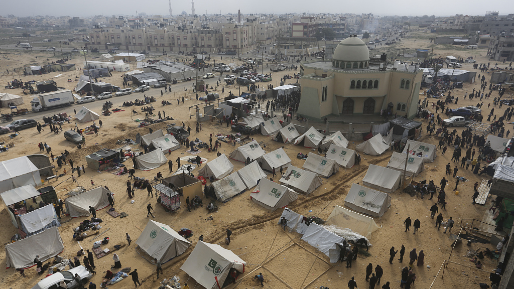 Palestinians fleeing the Israeli ground offensive arrive in Rafah, Gaza Strip, December 5, 2023. /CFP