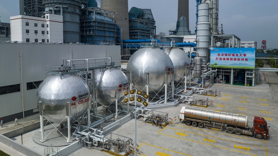 Workers loading carbon dioxide at Taizhou coal-fired power plant of China Energy Investment Corporation (China Energy) in Taizhou, east China's Jiangsu Province, June 1, 2023. /Xinhua