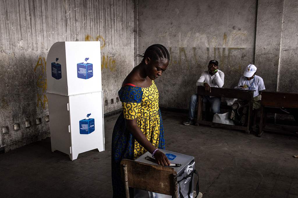A voter casts her ballot in Kinshasa, December 20, 2023. /CFP
