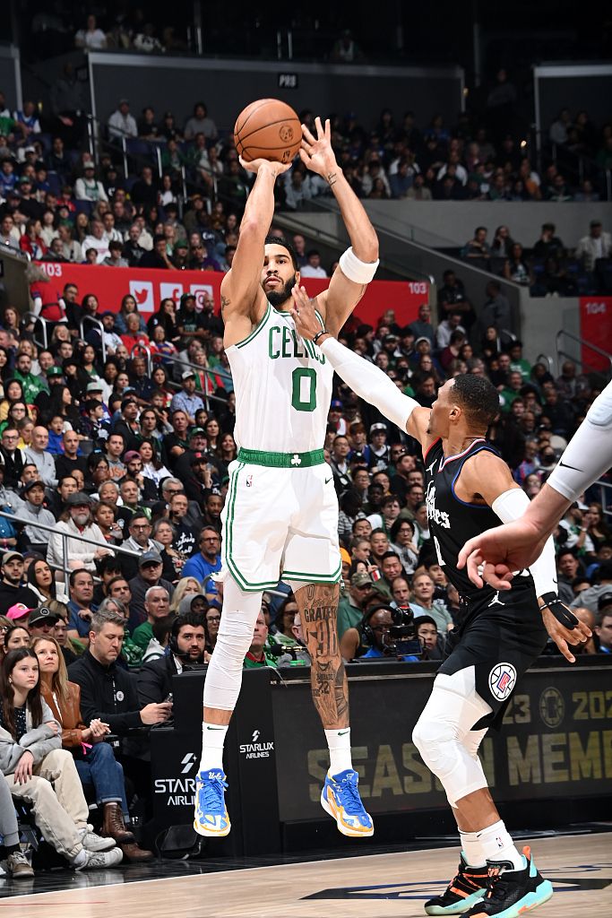 Jayson Tatum (#0) of the Boston Celtics shoots in the game against the Los Angeles Clippers at Crypto.com Arena in Los Angeles, California, December 23, 2023. /CFP